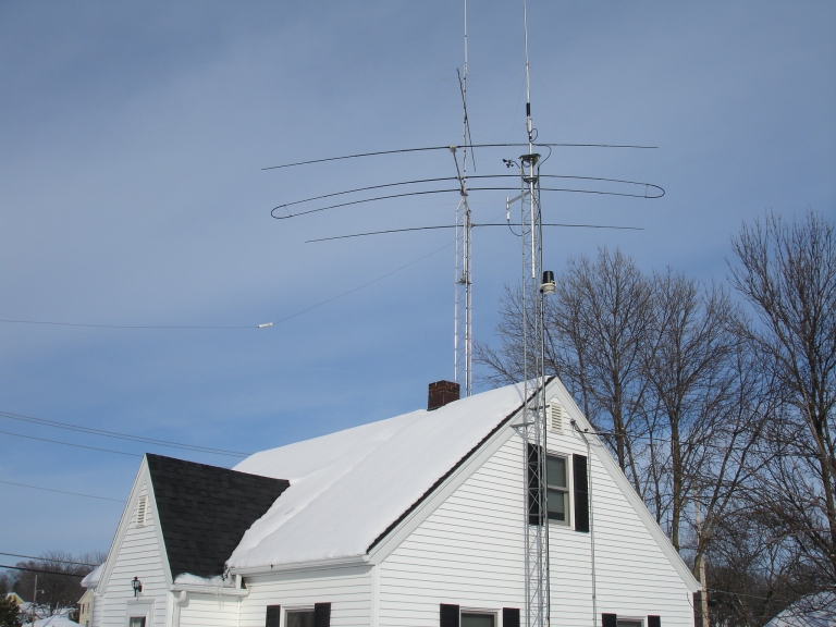 An 80 m dipole antenna for restricted spaces - The